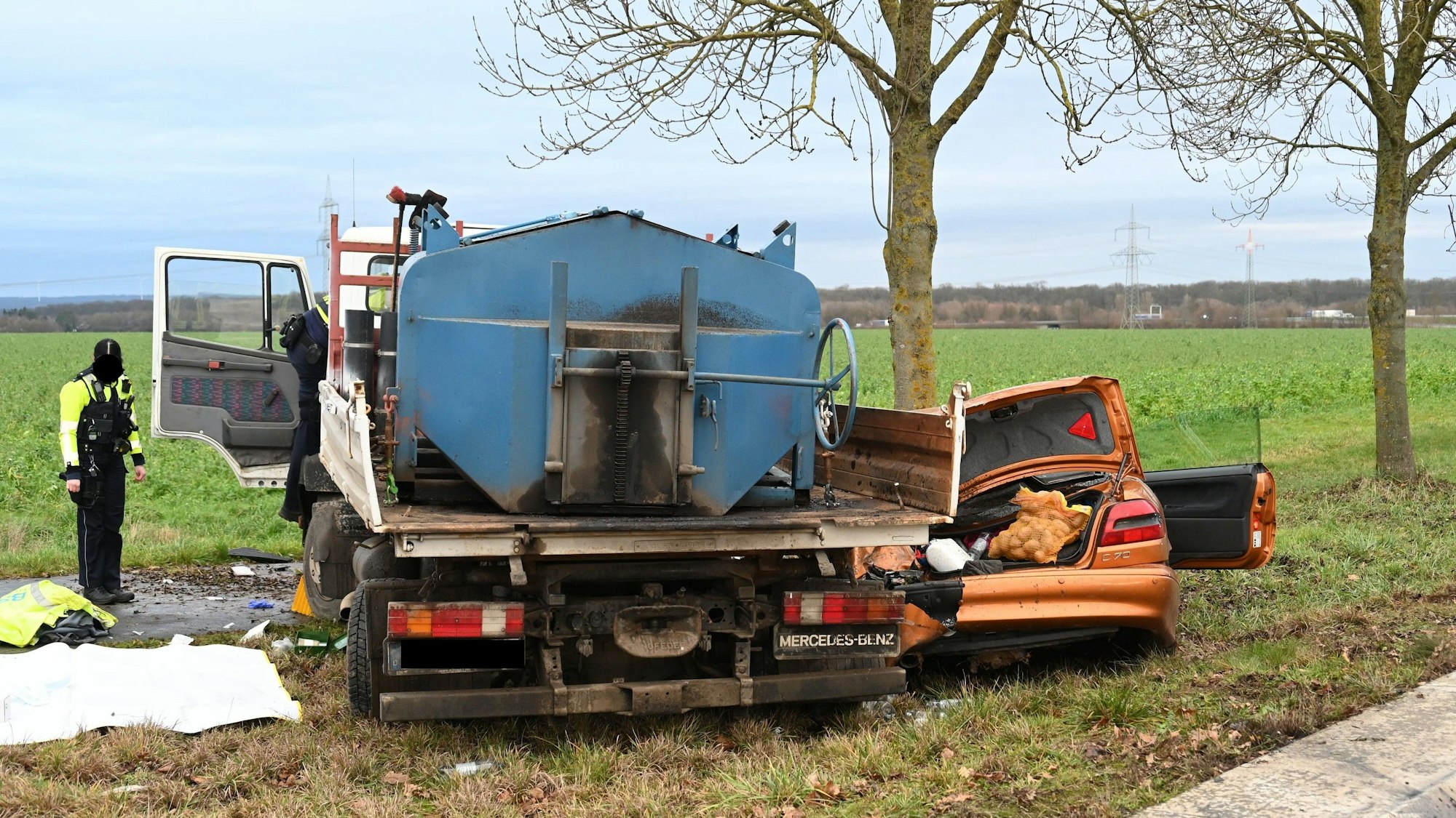 Der Fahrer des Lkw war an der Unfallstelle vom Notarzt und Rettungsdienst wiederbelebt worden.