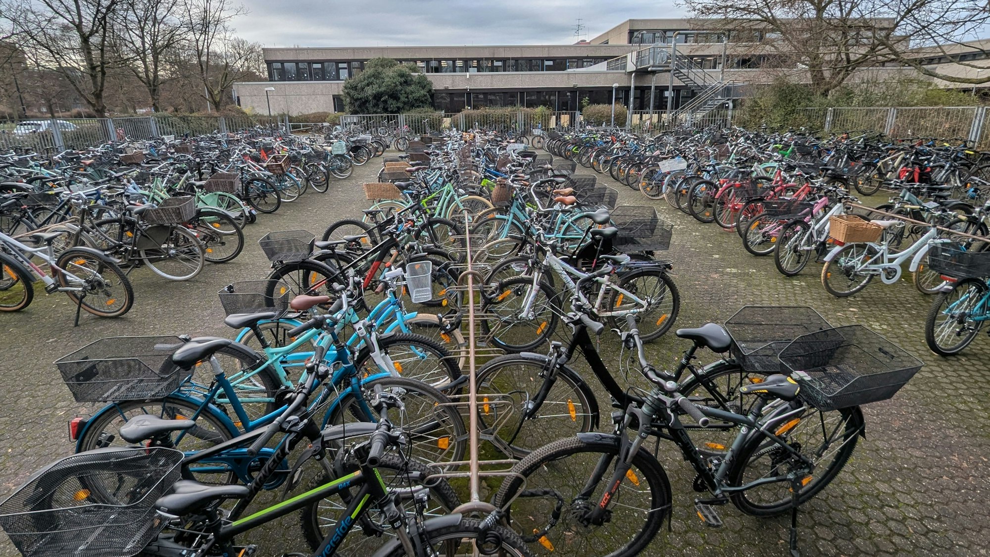 Das Foto zeigt die Fahrradabstellanlage vor dem Schulgebäude.