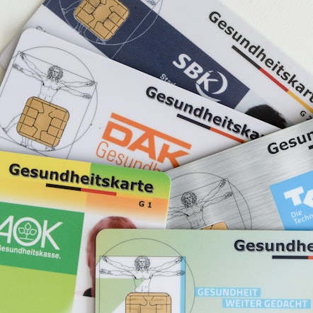 ARCHIV - 17.04.2018, Berlin: Gesundheitskarten verschiedener Krankenkassen liegen auf einem Tisch. (zu dpa: «Arzneimittel treiben Gesundheitskosten in Thüringen») Foto: Jens Kalaene/dpa +++ dpa-Bildfunk +++
