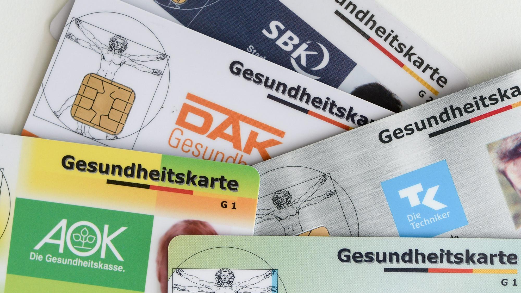 ARCHIV - 17.04.2018, Berlin: Gesundheitskarten verschiedener Krankenkassen liegen auf einem Tisch. (zu dpa: «Arzneimittel treiben Gesundheitskosten in Thüringen») Foto: Jens Kalaene/dpa +++ dpa-Bildfunk +++