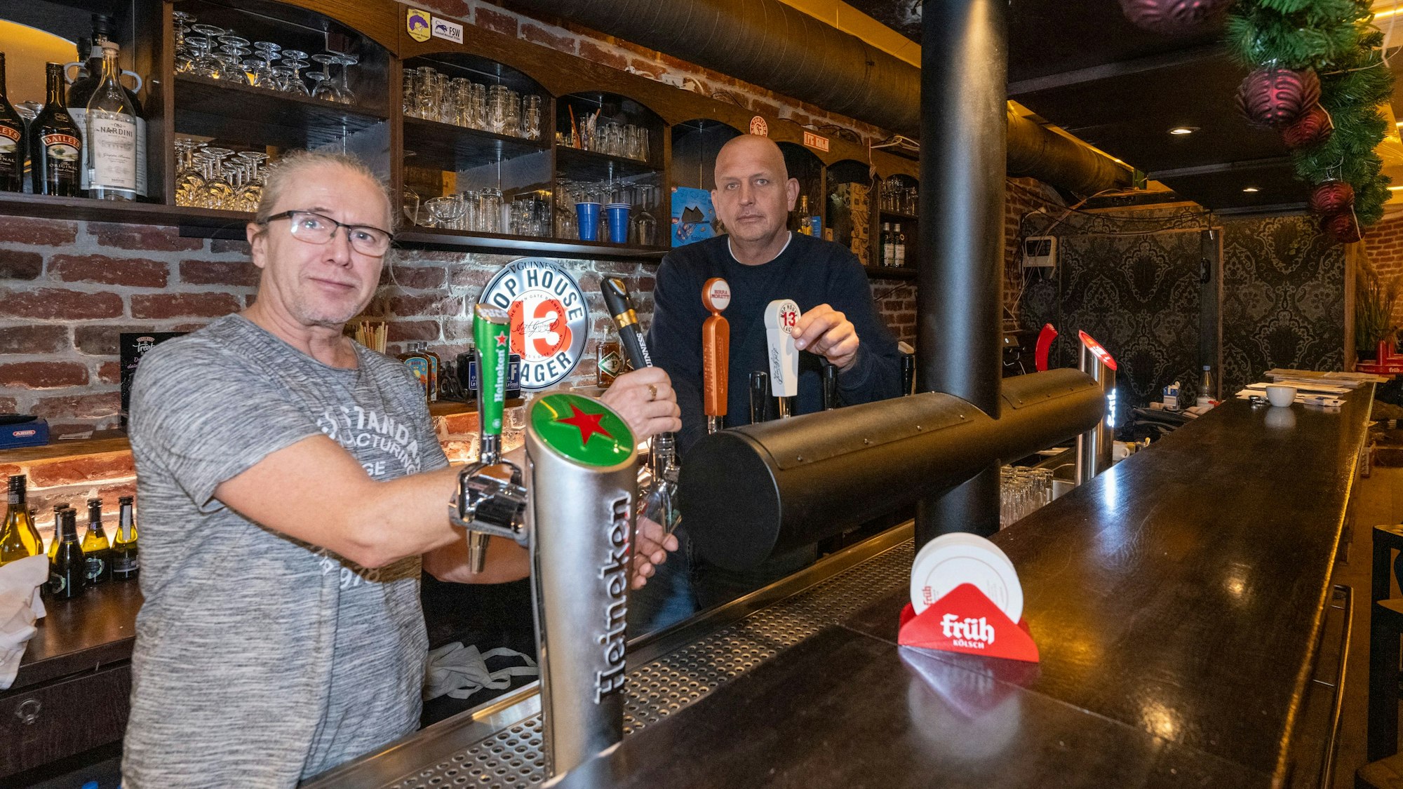 Zwei Männer stehen hinter einer Theke.