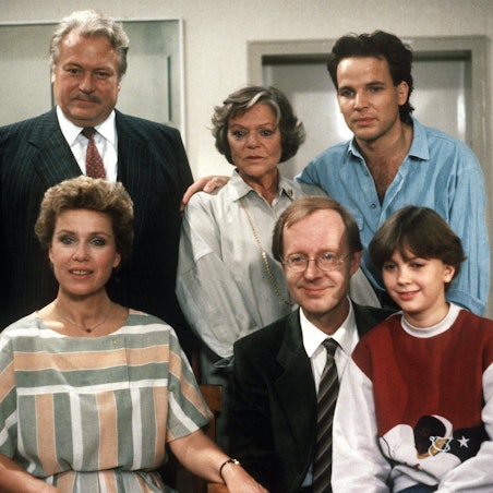Witta Pohl, Hans-Peter Korff, Eicke Hagen Schweikhardt und (hinten, l-r) Günter Strack, Grete Wurm und Mick Werup bei Dreharbeiten zu „Diese Drombuschs“ im Oktober 1984 in Hamburg.