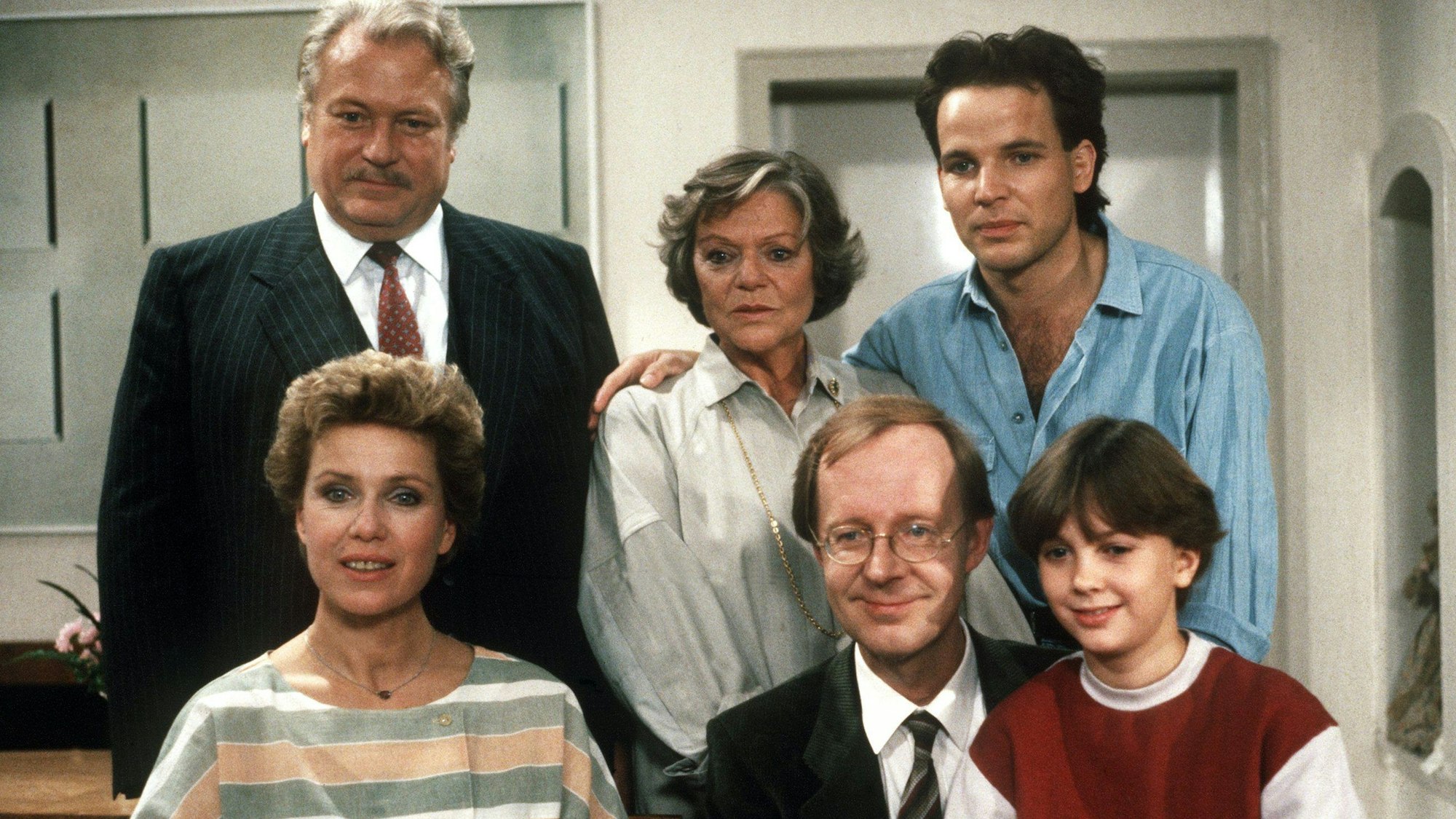 Witta Pohl, Hans-Peter Korff, Eicke Hagen Schweikhardt und (hinten, l-r) Günter Strack, Grete Wurm und Mick Werup bei Dreharbeiten zu „Diese Drombuschs“ im Oktober 1984 in Hamburg.