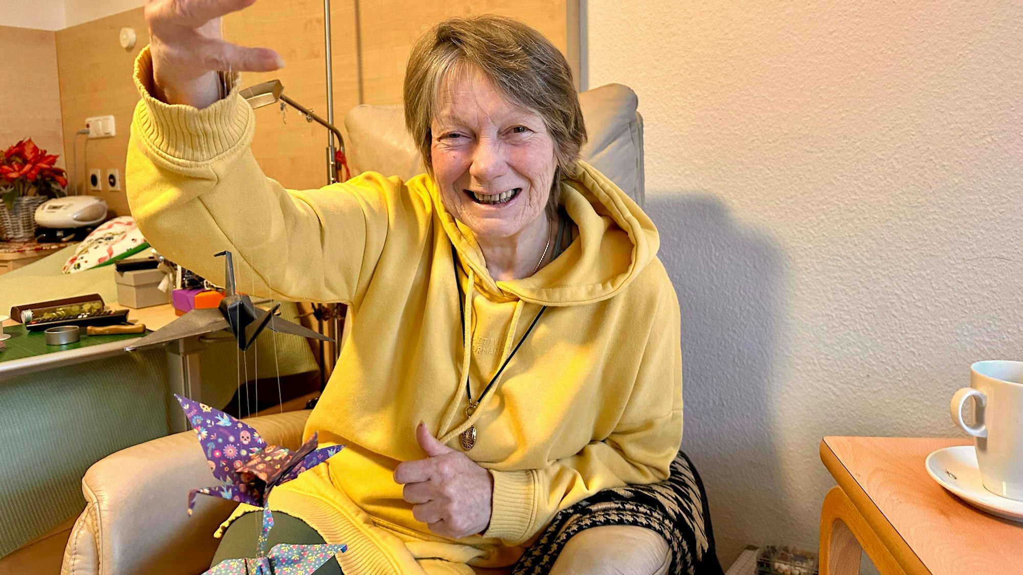 Origami hilft Brigitte Gesen im Hospiz St. Hedwig ihren Kopf freizuräumen.