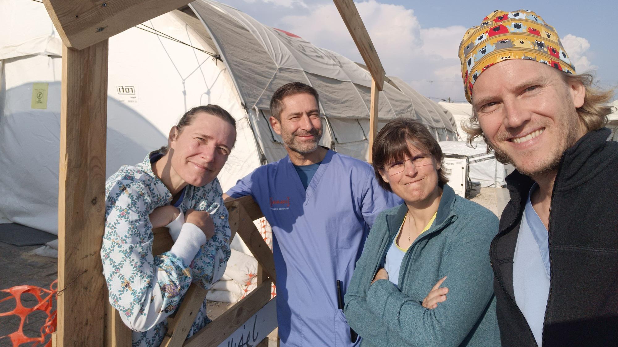 Das internationale medizinische Team um Dr. Wynands (rechts) und seinen chirurgischen Kollegen aus Serbien versorgt täglich zahlreiche Patientinnen und Patienten.