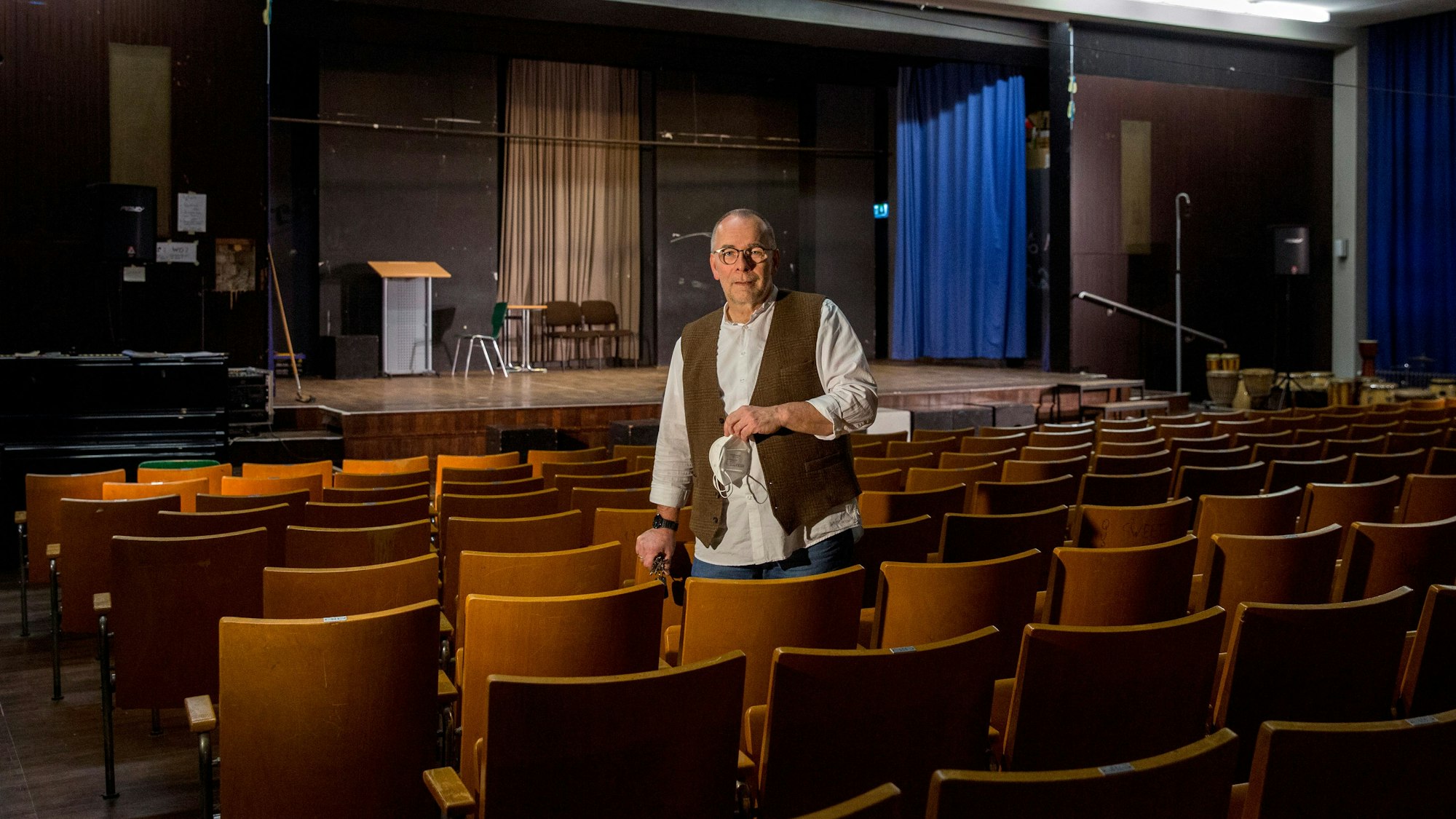 Sanierungsstau an Kölner Schulen.
Schulleiter Martin Süsterhenn in der Aula der Katharina-Henoth-Gesamtschule, die dringend saniert werden muss.