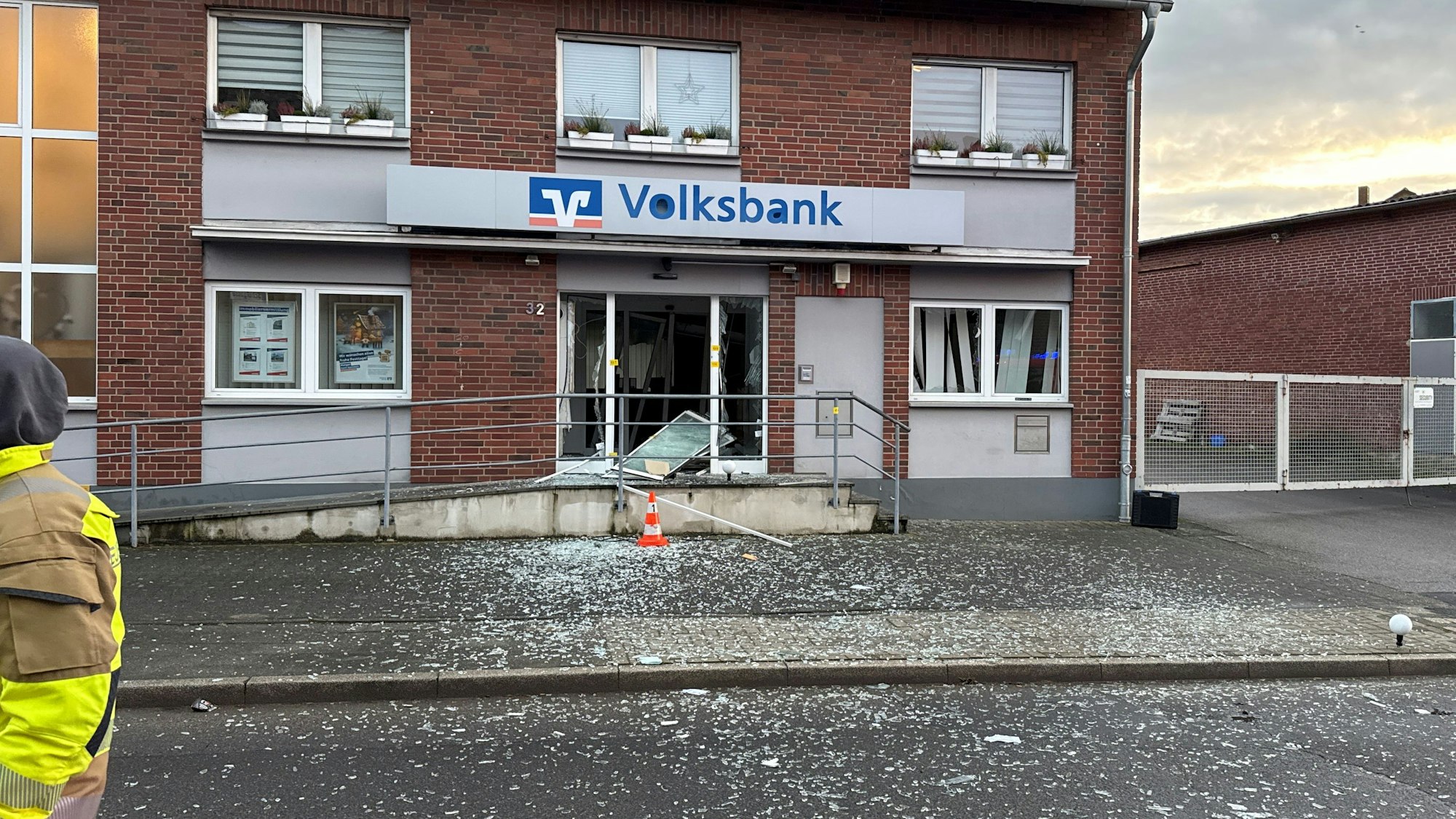 Der Eingangsbereich der Bankfiliale in Bedburg wurde durch die Geldautomatensprengung stark in Mitleidenschaft gezogen.