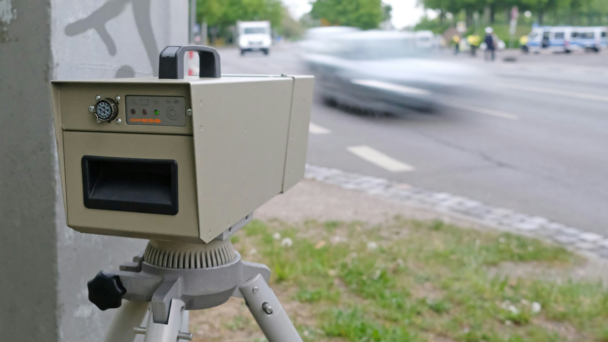 Ein Geschwindigkeits-Messsystem steht am Straßenrand.
