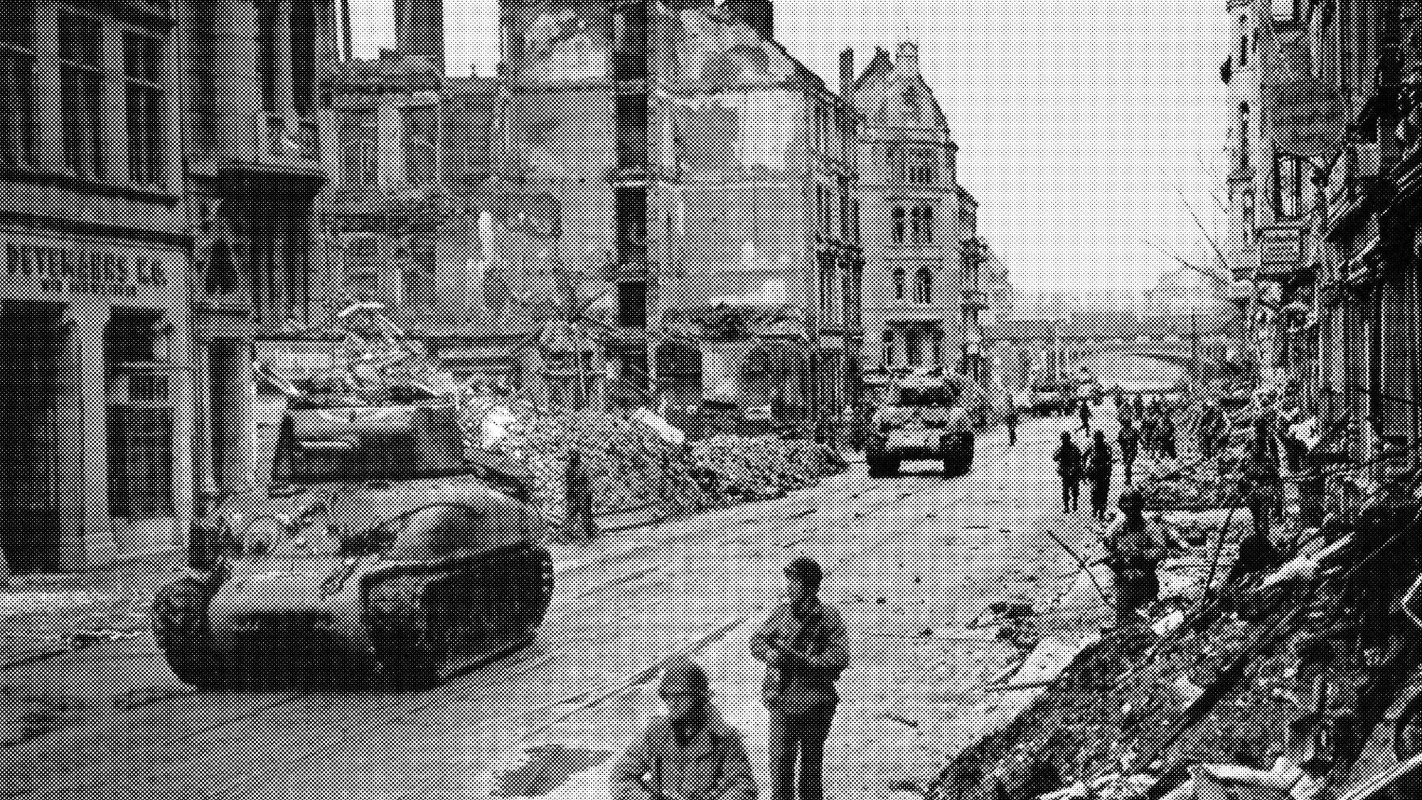 Archivbild von einem Panzer, der durch die zerbombte Stadt fährt