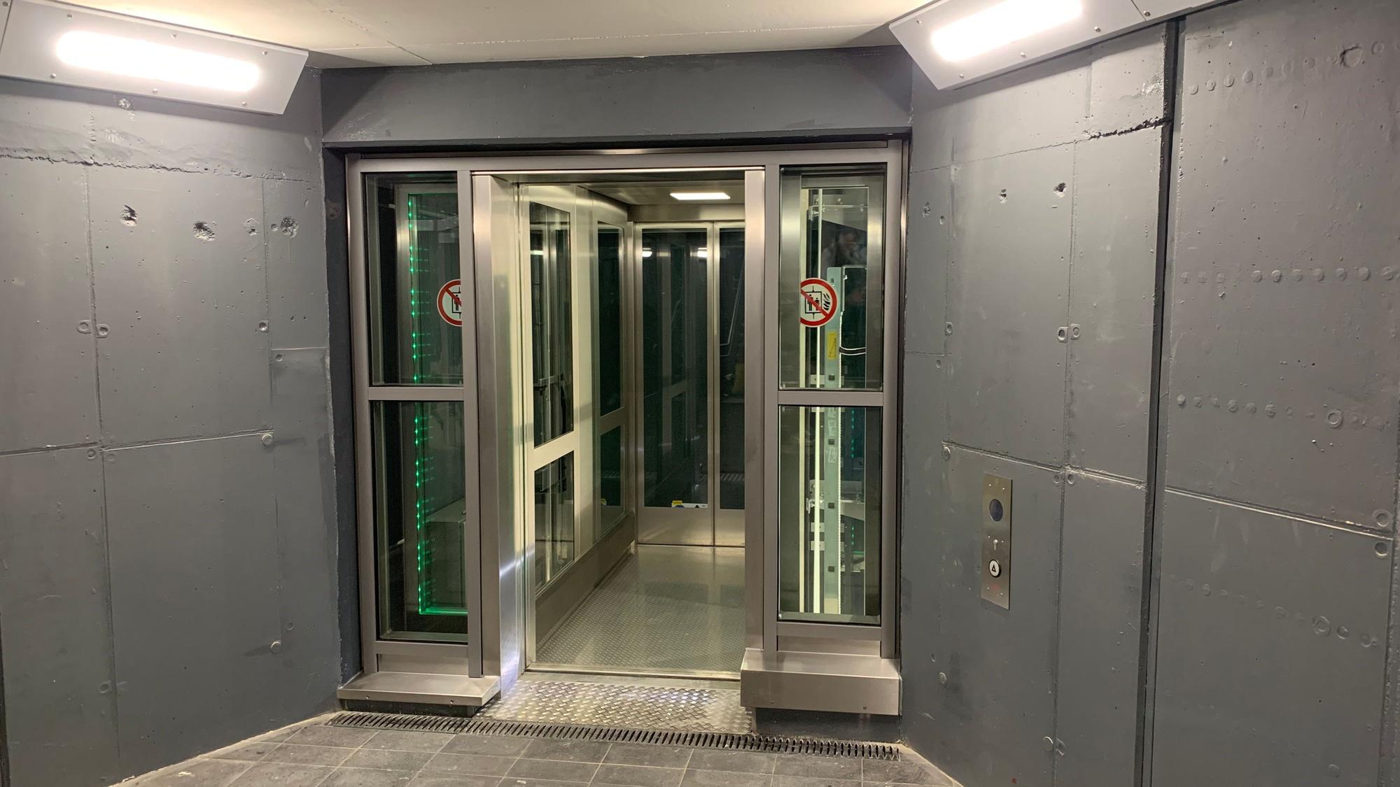 Die Türen eines Aufzuges an einem Regionalbahnhof haben sich geöffnet.