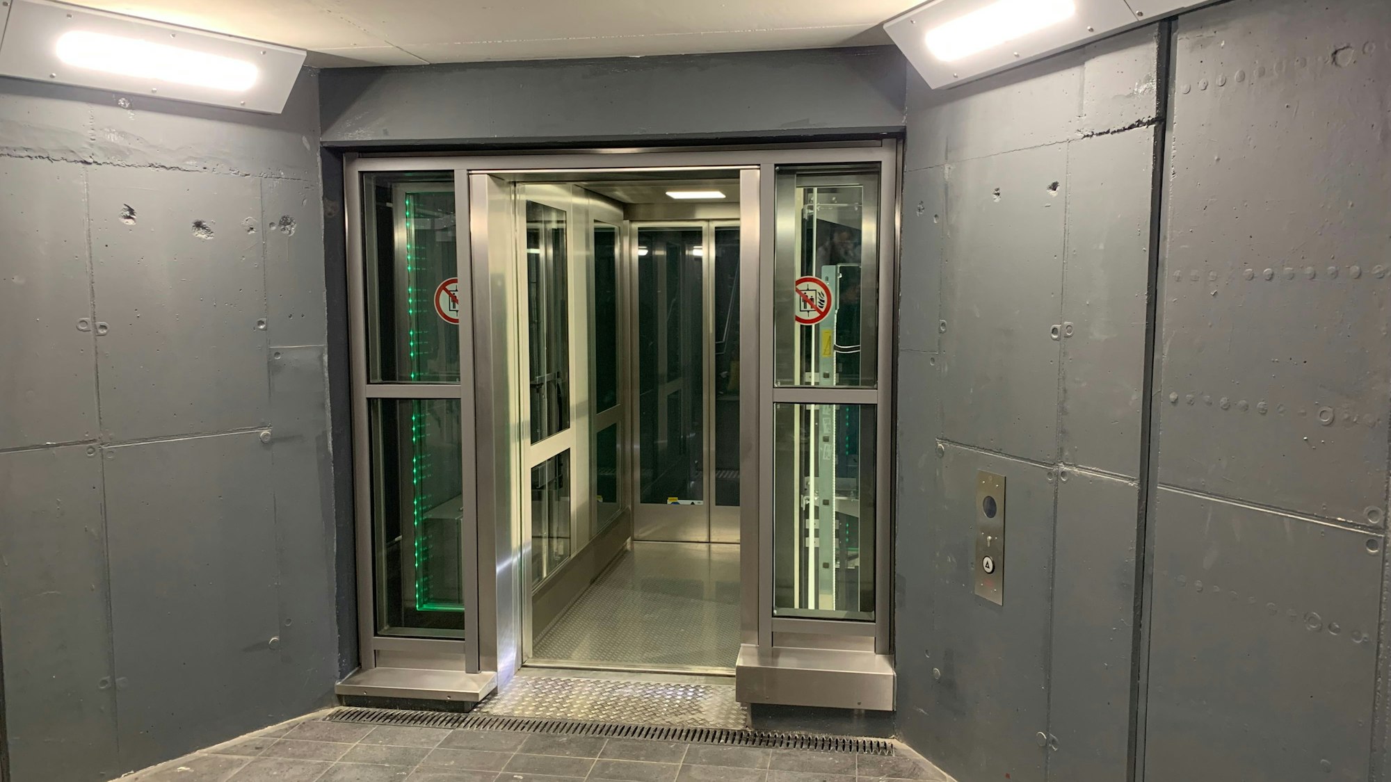 Die Türen eines Aufzuges an einem Regionalbahnhof haben sich geöffnet.