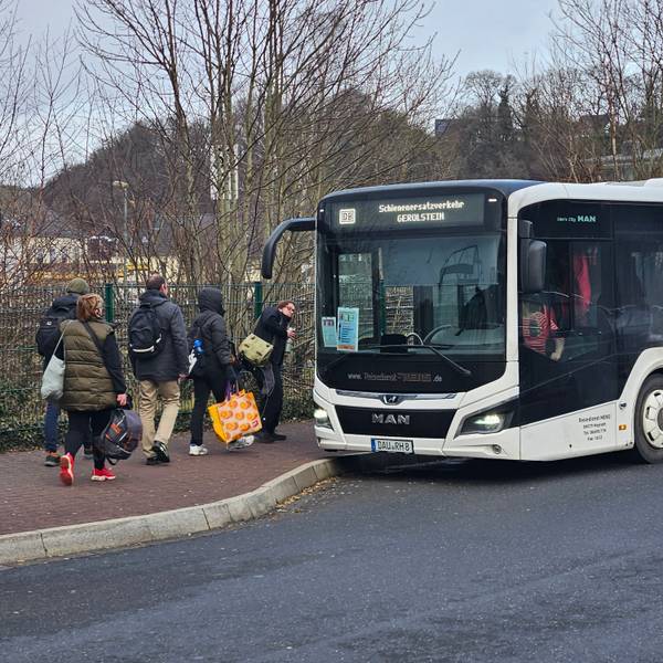 Einige Fahrgäste beim Zustieg in den Schienenersatzverkehr am Busbahnhof Kall.