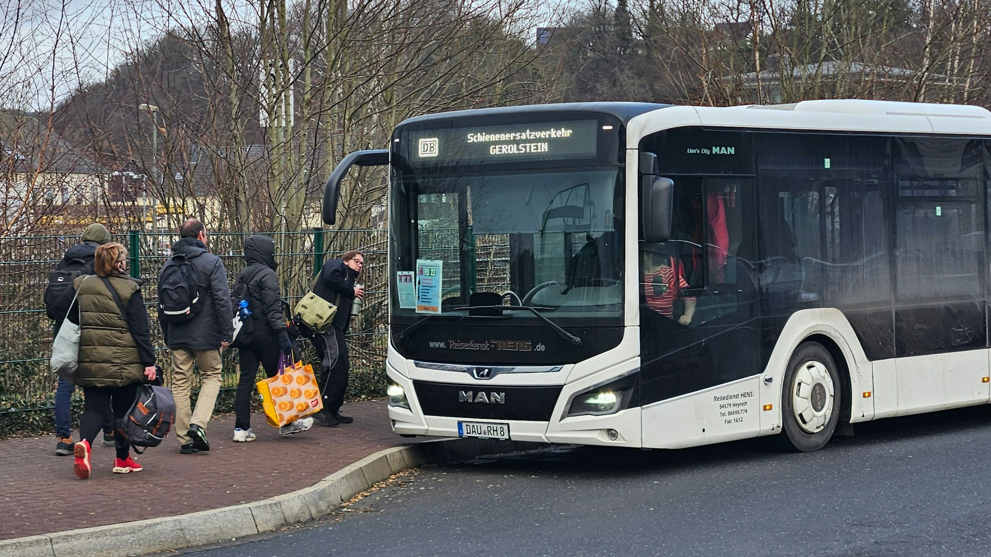 Einige Fahrgäste beim Zustieg in den Schienenersatzverkehr am Busbahnhof Kall.