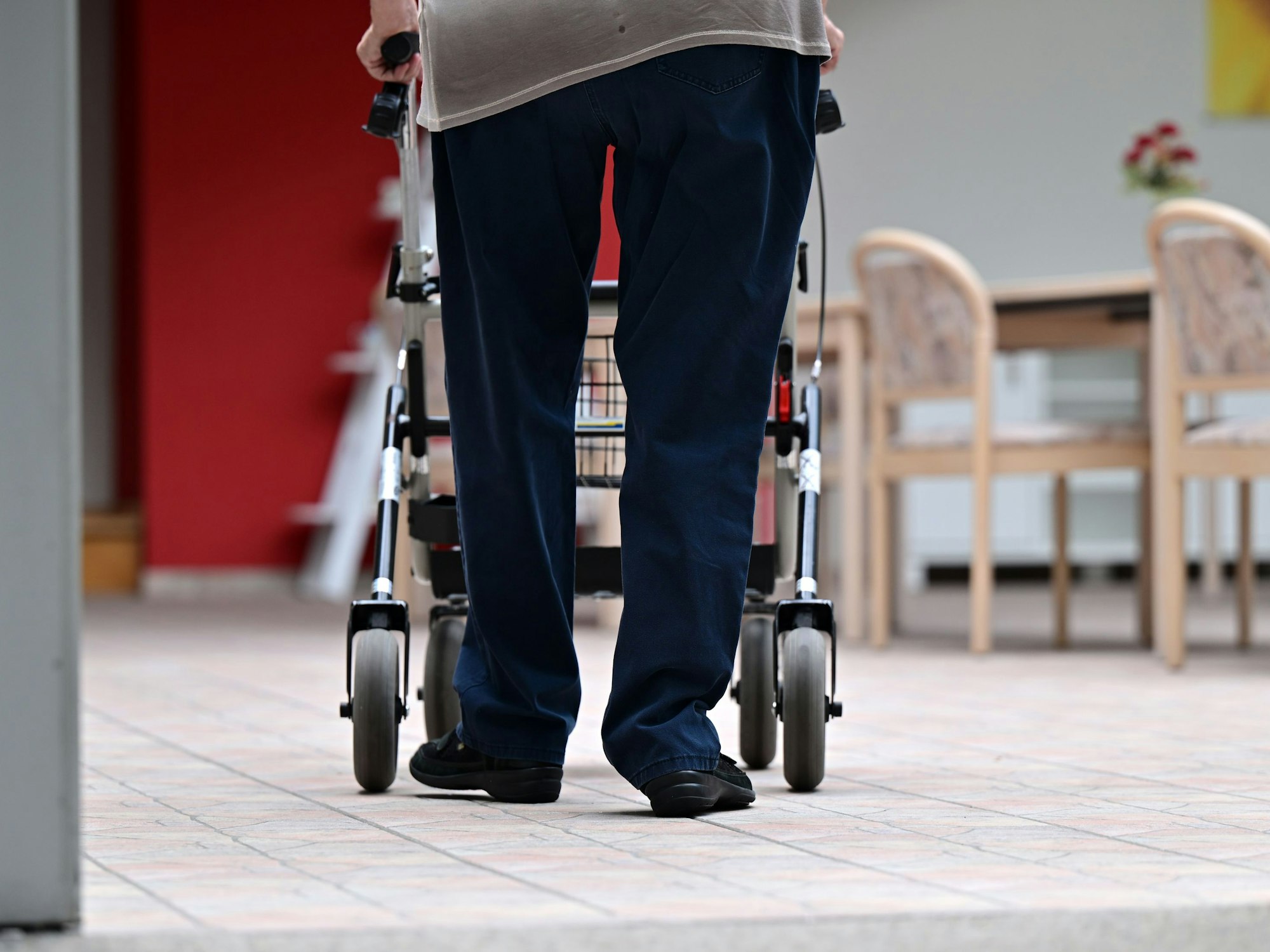 ARCHIV - 21.07.2022, Thüringen, Schleusingen: Ein Bewohner eines Pflegezentrums geht mit dem Rollator durchs Haus. (zu dpa: «Mehr als 5 Millionen Pflegebedürftige in Deutschland») Foto: Martin Schutt/dpa +++ dpa-Bildfunk +++
