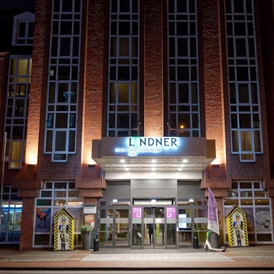 Das Gebäude des Lindner Hotel City Plaza liegt in der Kölner Innenstadt in der Nähe des Friesenplatzes.