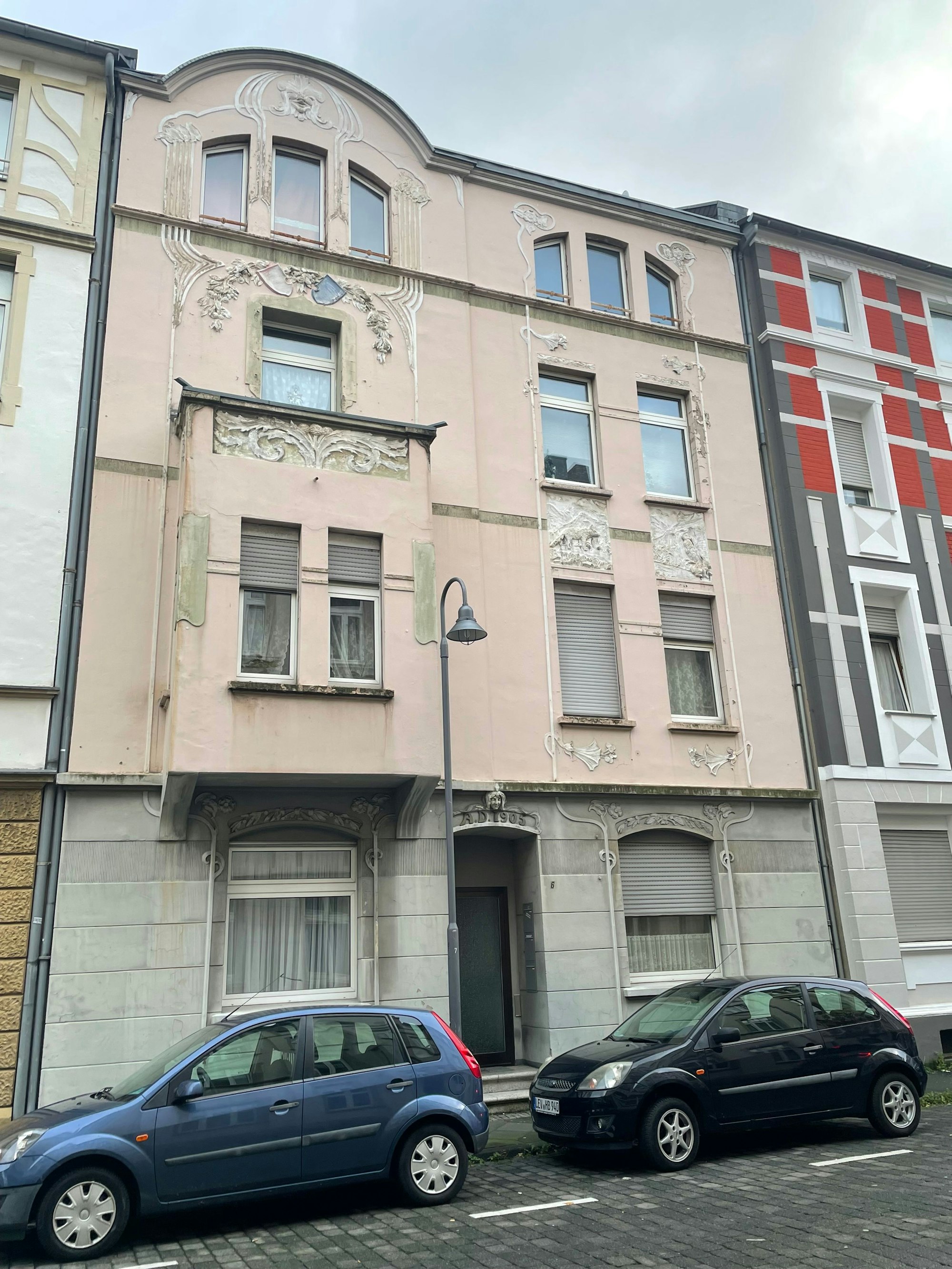 Die Fassade an der Montanusstraße 6 vorher.