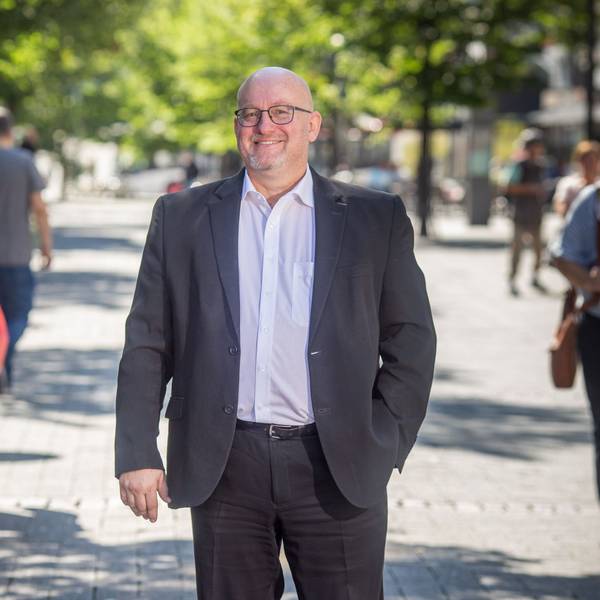 Foto eines Politikers in der Innenstadt von Bergneustadt