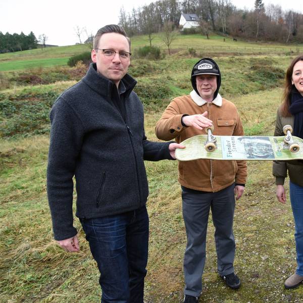 Bereit für den ersten Sprung im Waldbröler Rollsportpark an der Klus sind (von links) Jan Kiefer (Stadtverwaltung), Bauunternehmer Janosch Ritter, Bürgermeisterin Larissa Weber und Planer Daniel Rüth.
