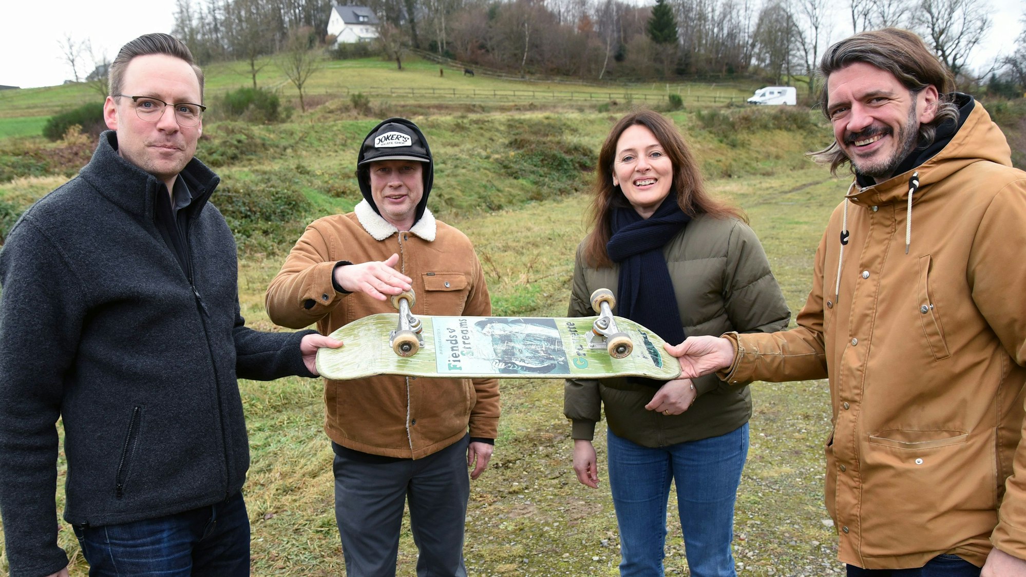 Bereit für den ersten Sprung im Waldbröler Rollsportpark an der Klus sind (von links) Jan Kiefer (Stadtverwaltung), Bauunternehmer Janosch Ritter, Bürgermeisterin Larissa Weber und Planer Daniel Rüth.
