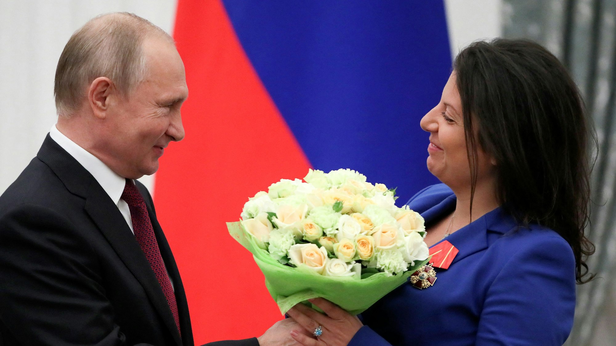 Kremlchef Wladimir Putin überreicht RT-Chefin Margarita Simonjan Blumen. (Archivbild)