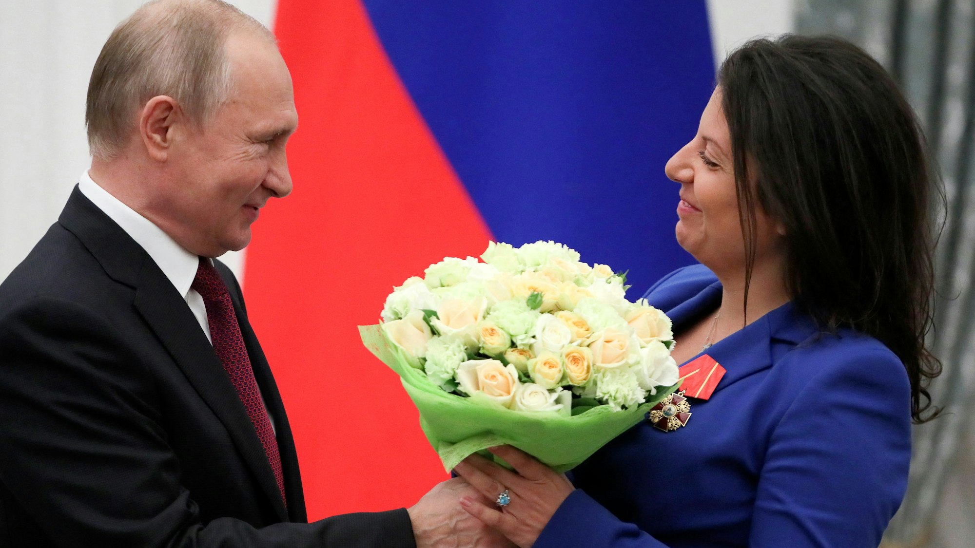 Blumen von Wladimir Putin für die Top-Propagandistin: RT-Chefin Margarita Simonjan bei einem Treffen mit dem Kremlchef. (Archivbild)
