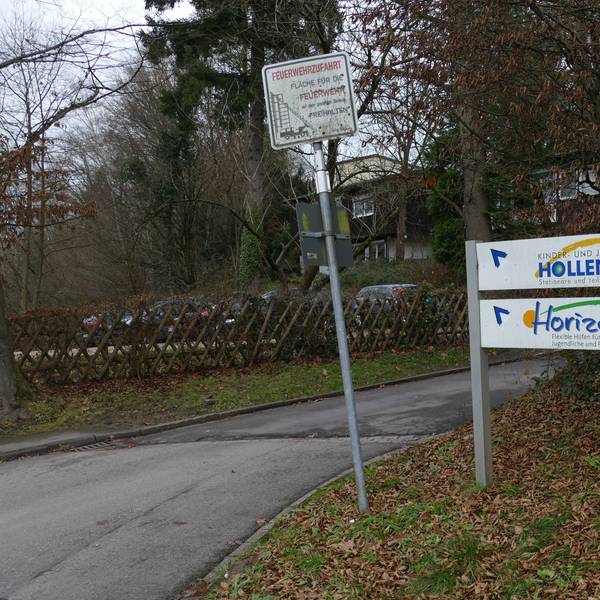 Das Schild der Kinder- und Jugendhilfe Hollenberg in Lohmar.