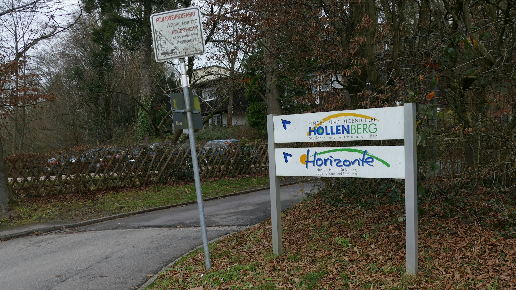 Das Schild einer Kinder- und Jugendhilfe.