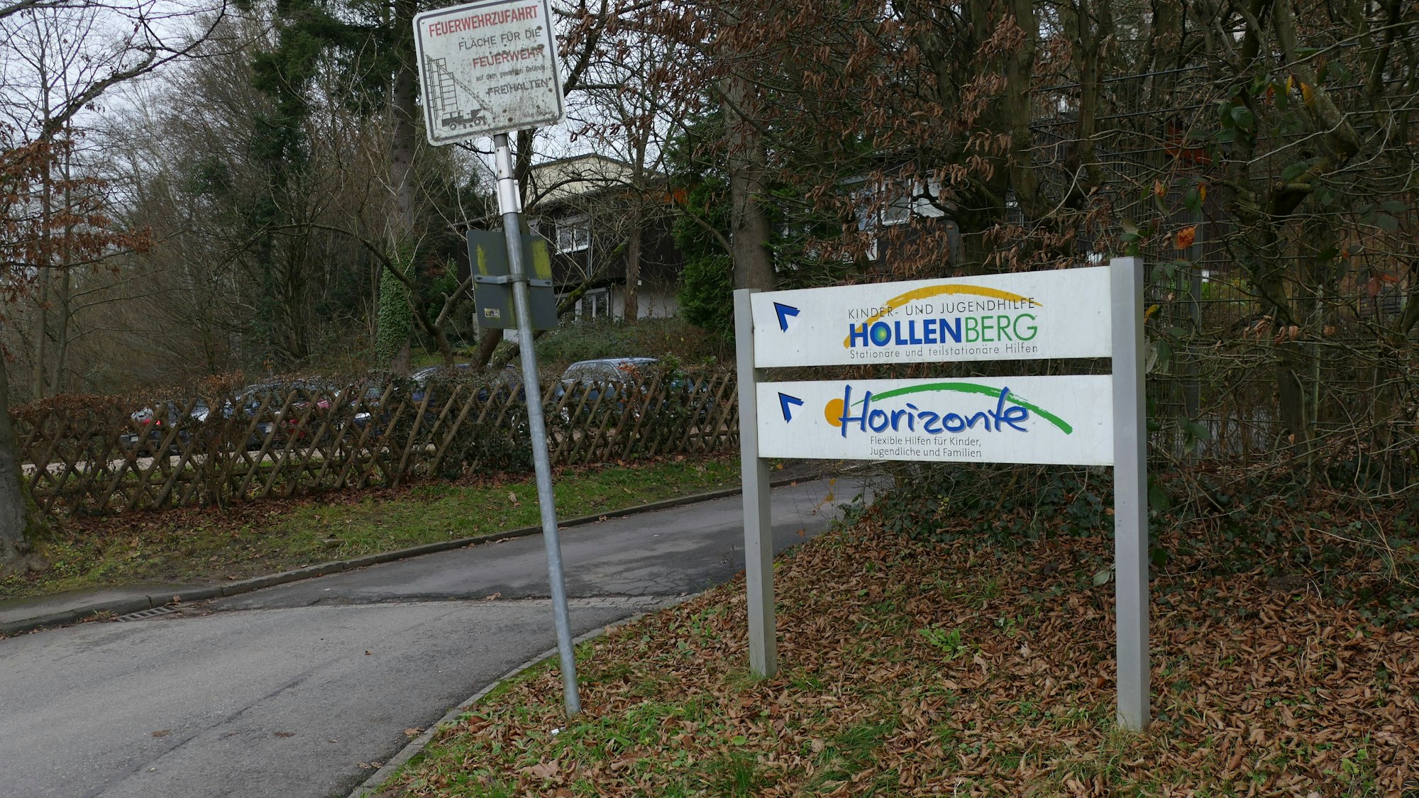 Das Schild der Kinder- und Jugendhilfe Hollenberg in Lohmar.