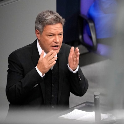 Robert Habeck bei einer Rede im Bundestag. Der Grünen-Kanzlerkandidat will nicht an einem TV-Duell mit AfD-Chefin Alice Weidel teilnehmen. (Archivbild)