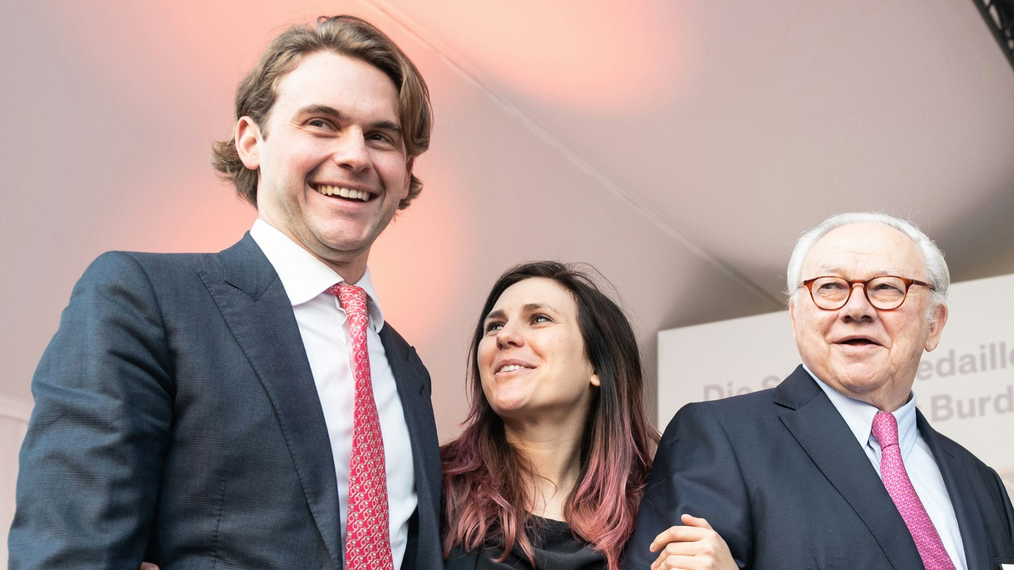 ARCHIV - 12.02.2020, Baden-Württemberg, Offenburg: Jacob Burda, Elisabeth Burda und Verleger Hubert Burda (l-r) bei der Verleihung der Staufermedaille bei der Mitarbeiterfeier des Medienkonzerns. Verleger Hubert Burda feiert seinen 80. Geburtstag. (zu dpa: «Verleger Hubert Burda übergibt an seine Kinder») Foto: Patrick Seeger/dpa +++ dpa-Bildfunk +++