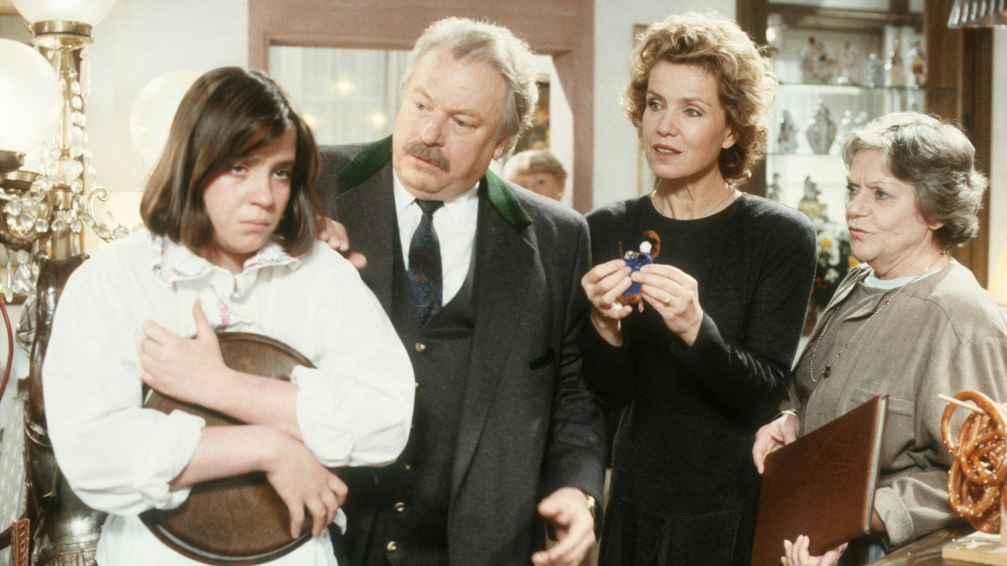 Anja Jaenicke, Günter Strack, Witta Pohl und Grete Wurm in einer Szene von „Diese Drombuschs“.