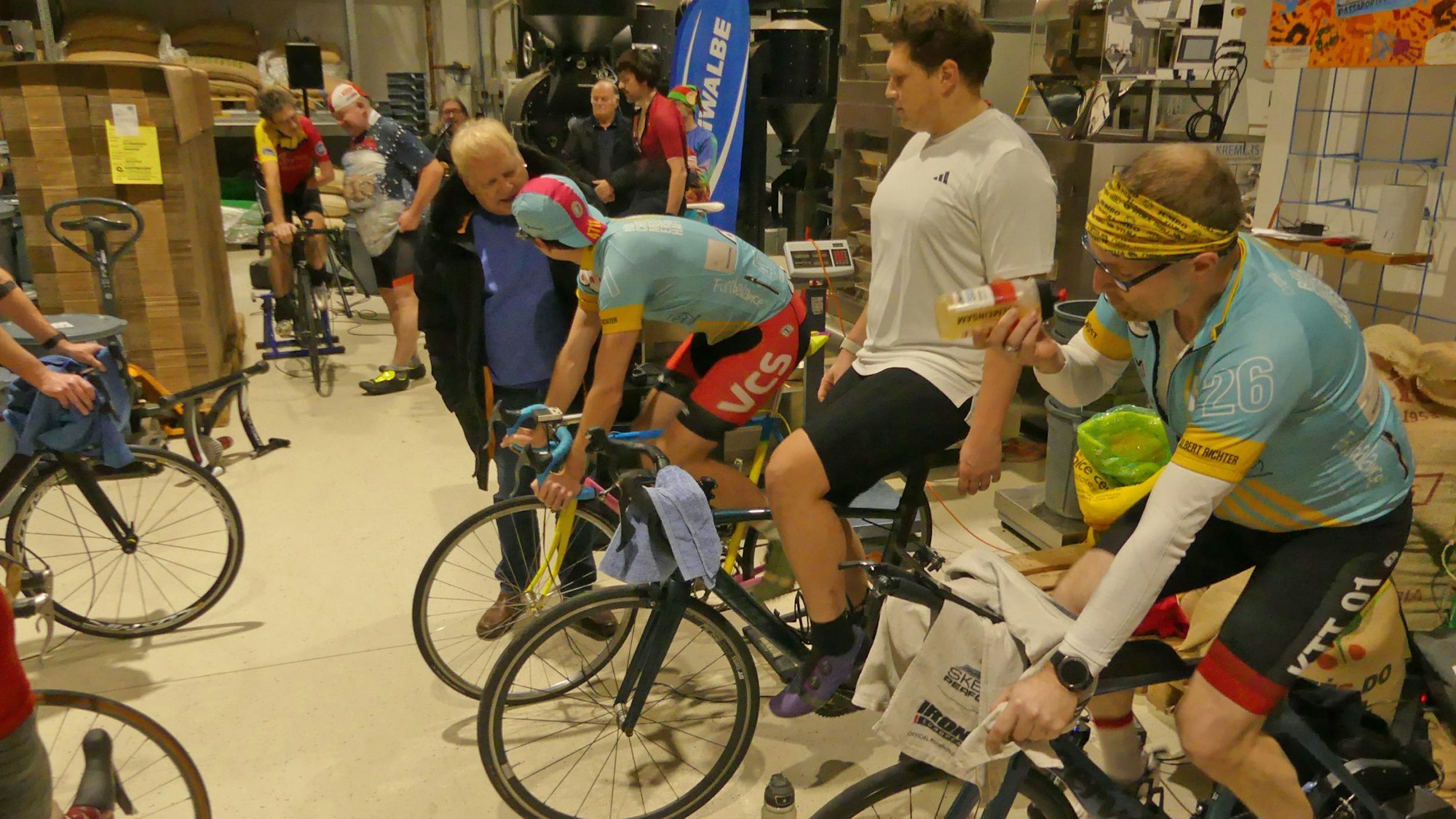 Radrennen mal anders: Die Aktiven traten auf Rollen-Trainern gegeneinander an.