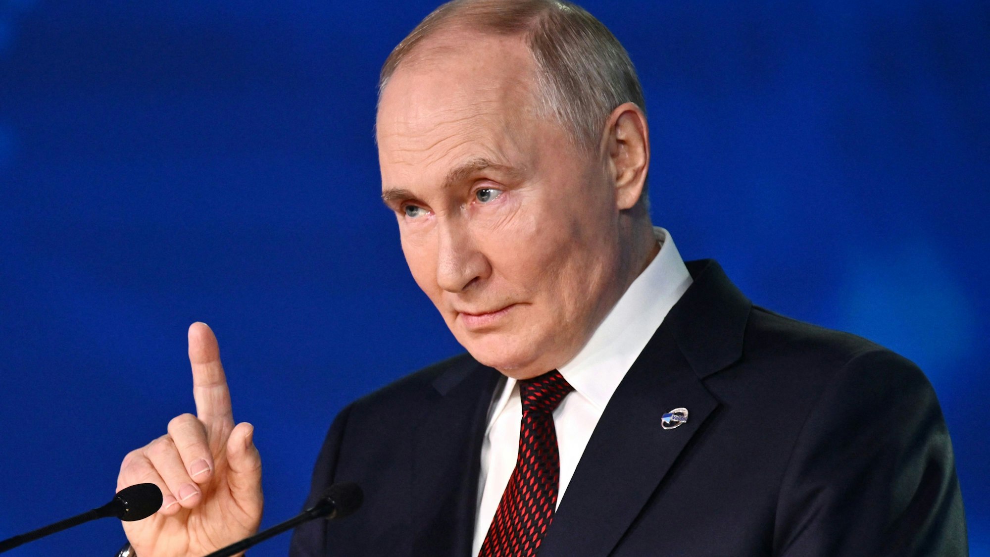 Kremlchef Wladimir Putin bleibt auf Kriegskurs – und rückt nicht von seinen Maximalforderungen ab. In Moskaus TV-Studios hofft man auf seinen Einfluss auf den designierten US-Präsidenten Donald Trump. (Archivbild)