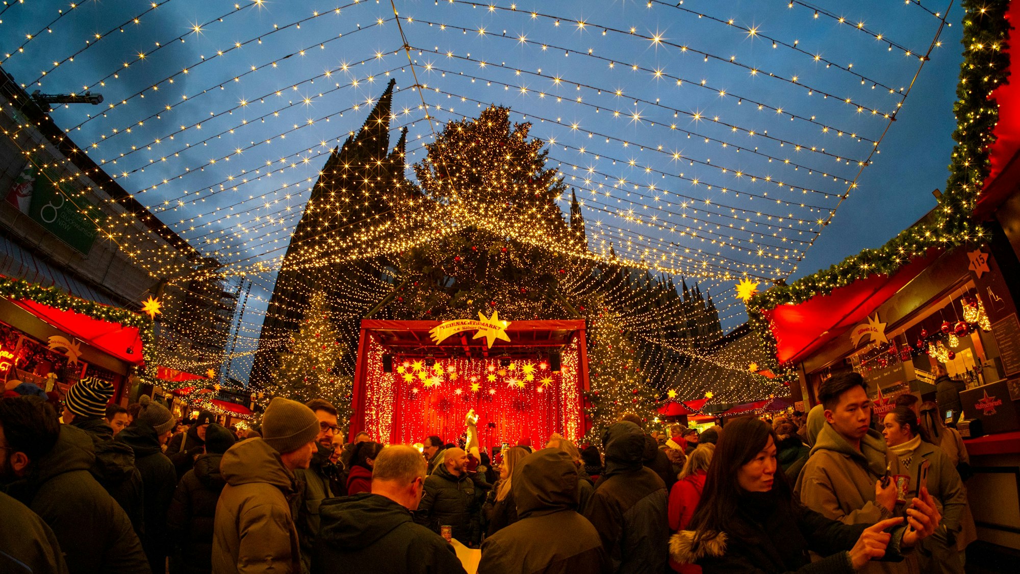 Der Weihnachtsmarkt am Dom nennt sich Markt der Herzen.