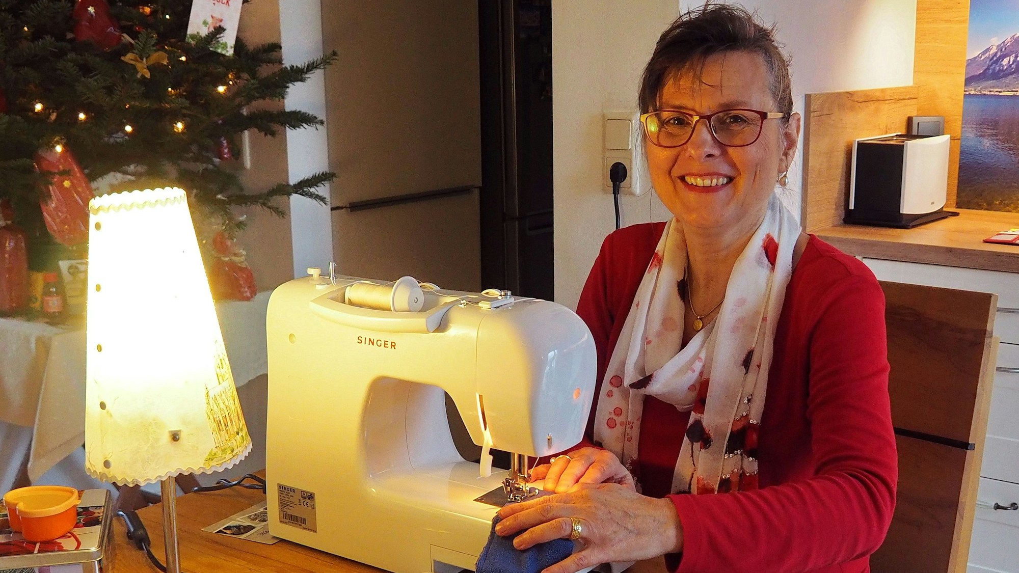 Trauerbegleiterin Erzsébet Endlein näht in Heimarbeit Erinnerungskissen.