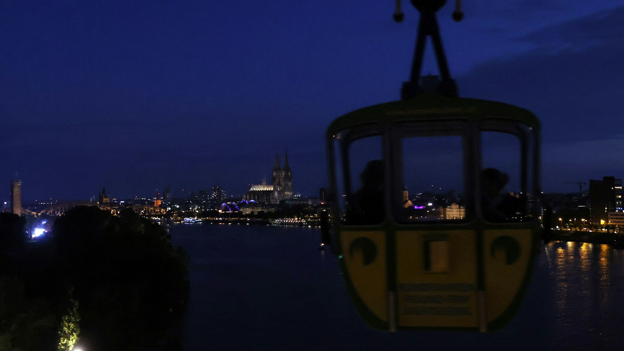 Die Kölner Seilbahn fährt zu außergewöhnlichen Gelegenheiten auch bei Dunkelheit. (Archivbild)