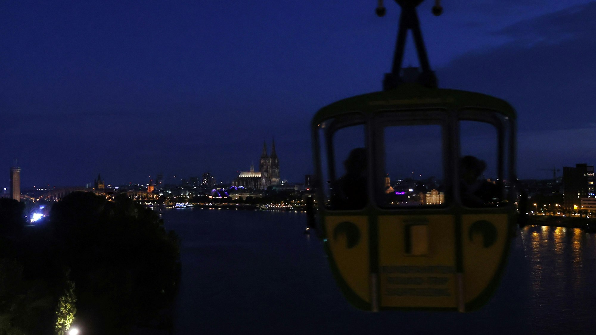 22.06.2024
Köln:
Zur Sommersonnenwende (Mittsommer) fährt die Kölner Seilbahn auch in der Nacht.