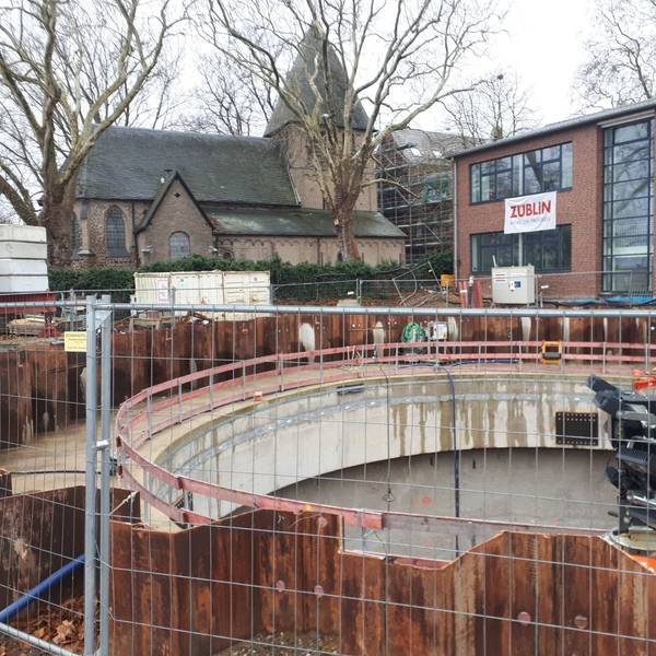 Ansicht auf die zylinderförmige Baugrube, im Hintergrund Alt St. Katharina und der Grundschul-Erweiterungsbau.