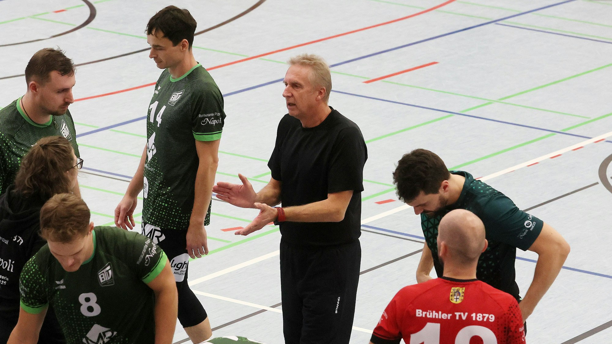 Da Trainer Hans Gerke (M.) die Brühler Volleyballern nicht mehr erreicht, hat man gemeinsam die Trennung beschlossen. Bucco