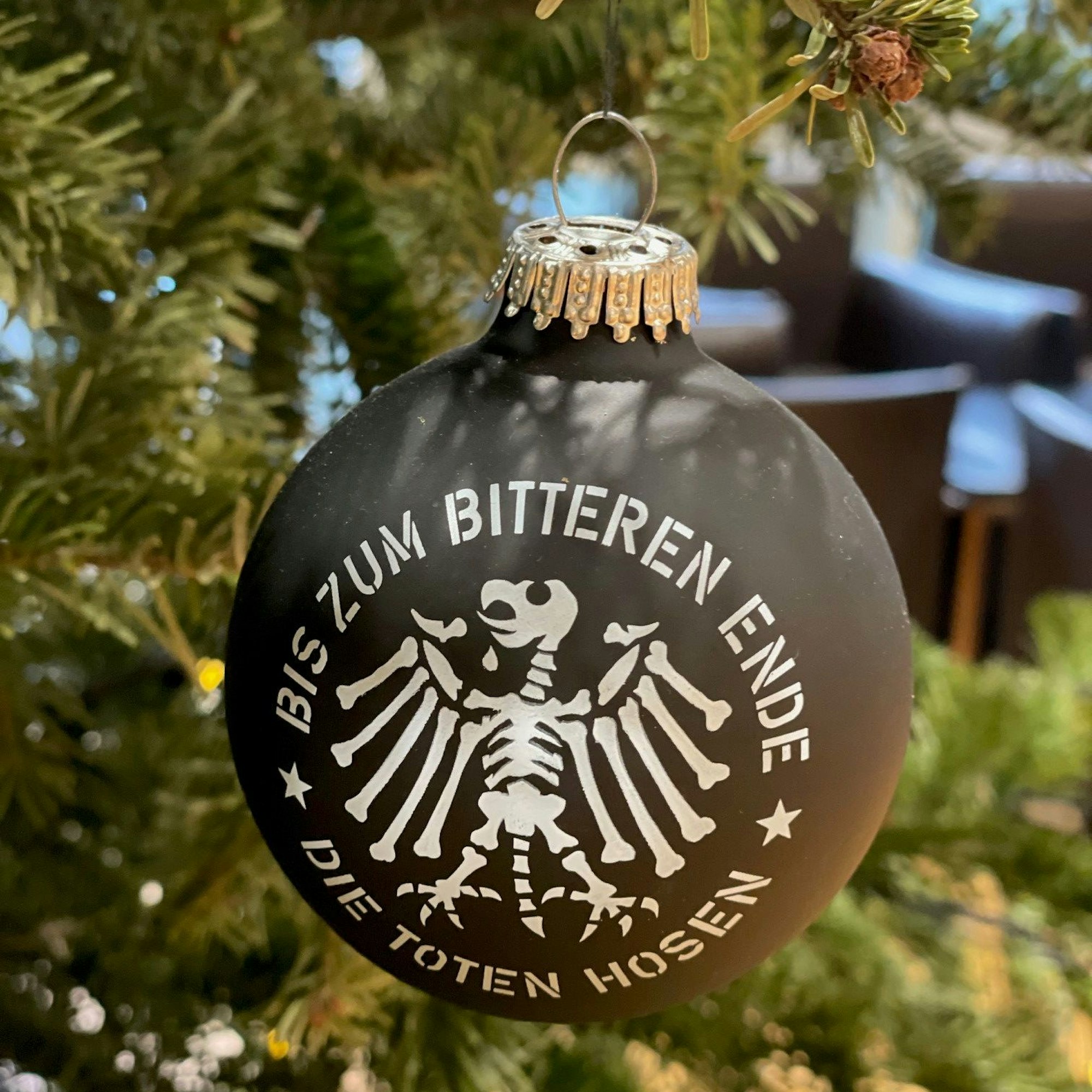 Baumschmuck Tote Hosen am Weihnachtsbaum der Grünen.