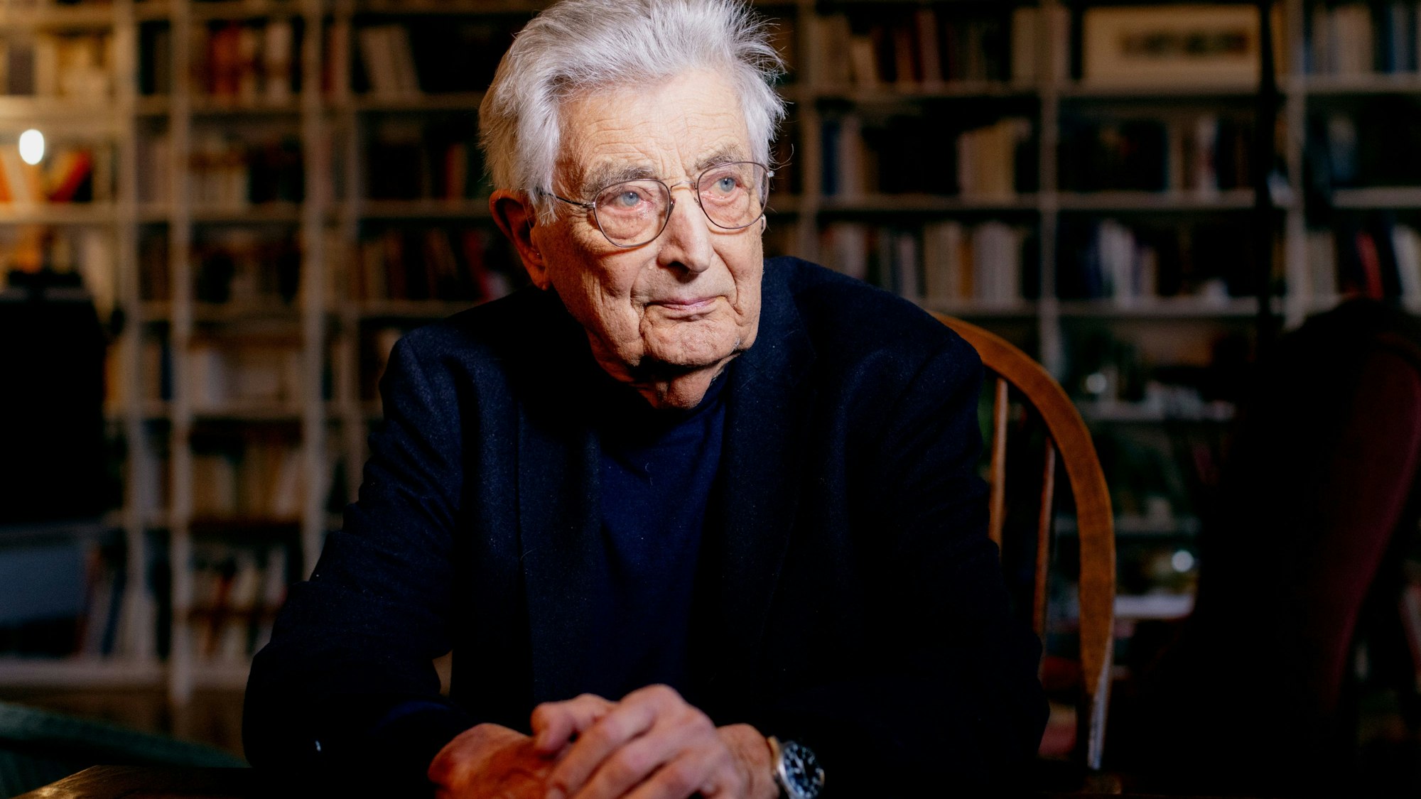 18.12.2024, Köln: Gerhart Baum, aufgenommen in seiner Wohnung in der Köner Südstadt. Gerhart Rudolf Baum ist ein deutscher Politiker und Rechtsanwalt. Baum war von 1972 bis 1978 Parlamentarischer Staatssekretär bei den damaligen Bundesinnenministern Hans-Dietrich Genscher und Werner Maihofer und von Juni 1978 bis September 1982 Bundesinnenminister in den Kabinetten Schmidt II und Schmidt III. Foto: Thilo Schmülgen