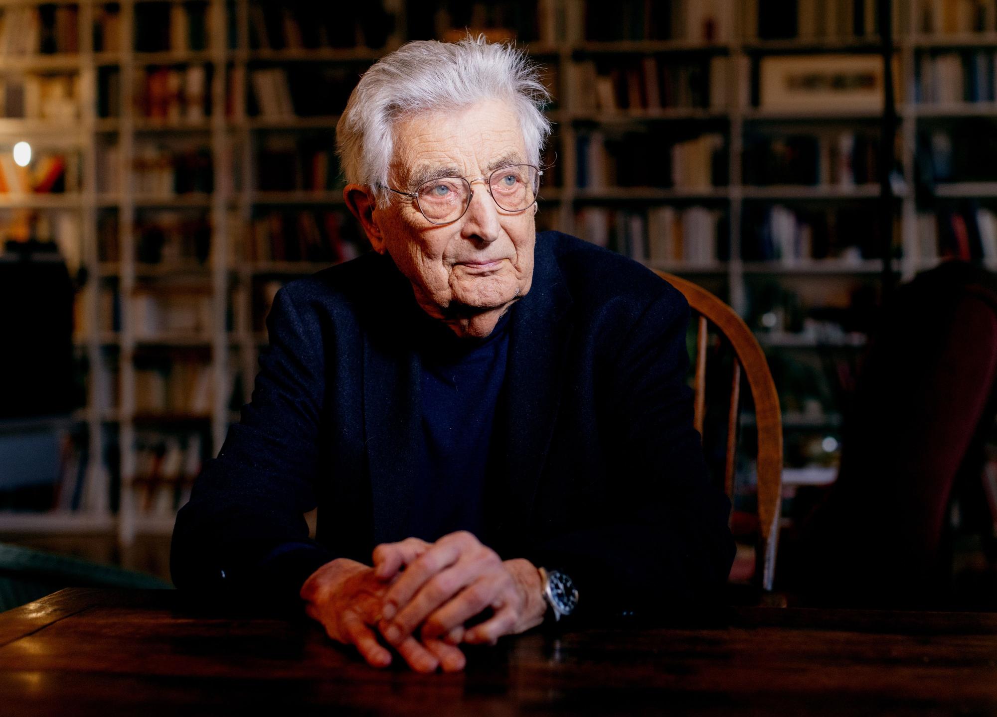 18.12.2024, Köln: Gerhart Baum, aufgenommen in seiner Wohnung in der Kölner Südstadt. Gerhart Rudolf Baum ist ein deutscher Politiker und Rechtsanwalt. Baum war von 1972 bis 1978 Parlamentarischer Staatssekretär bei den damaligen Bundesinnenministern Hans-Dietrich Genscher und Werner Maihofer und von Juni 1978 bis September 1982 Bundesinnenminister in den Kabinetten Schmidt II und Schmidt III. Foto: Thilo Schmülgen