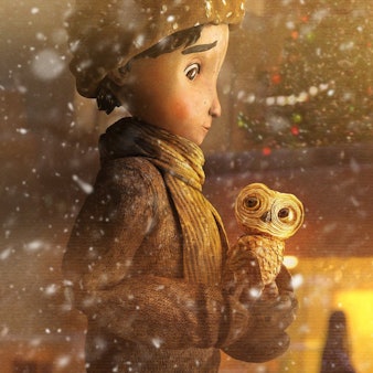 Ein Junge trägt eine Eule in der Hand.