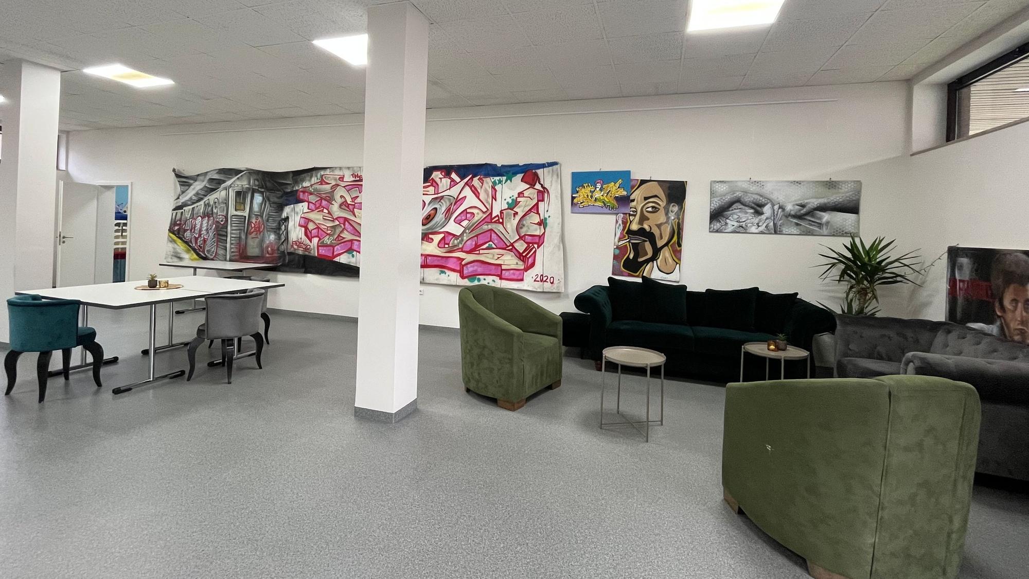 Raum mit Sofas und Schreibtischen