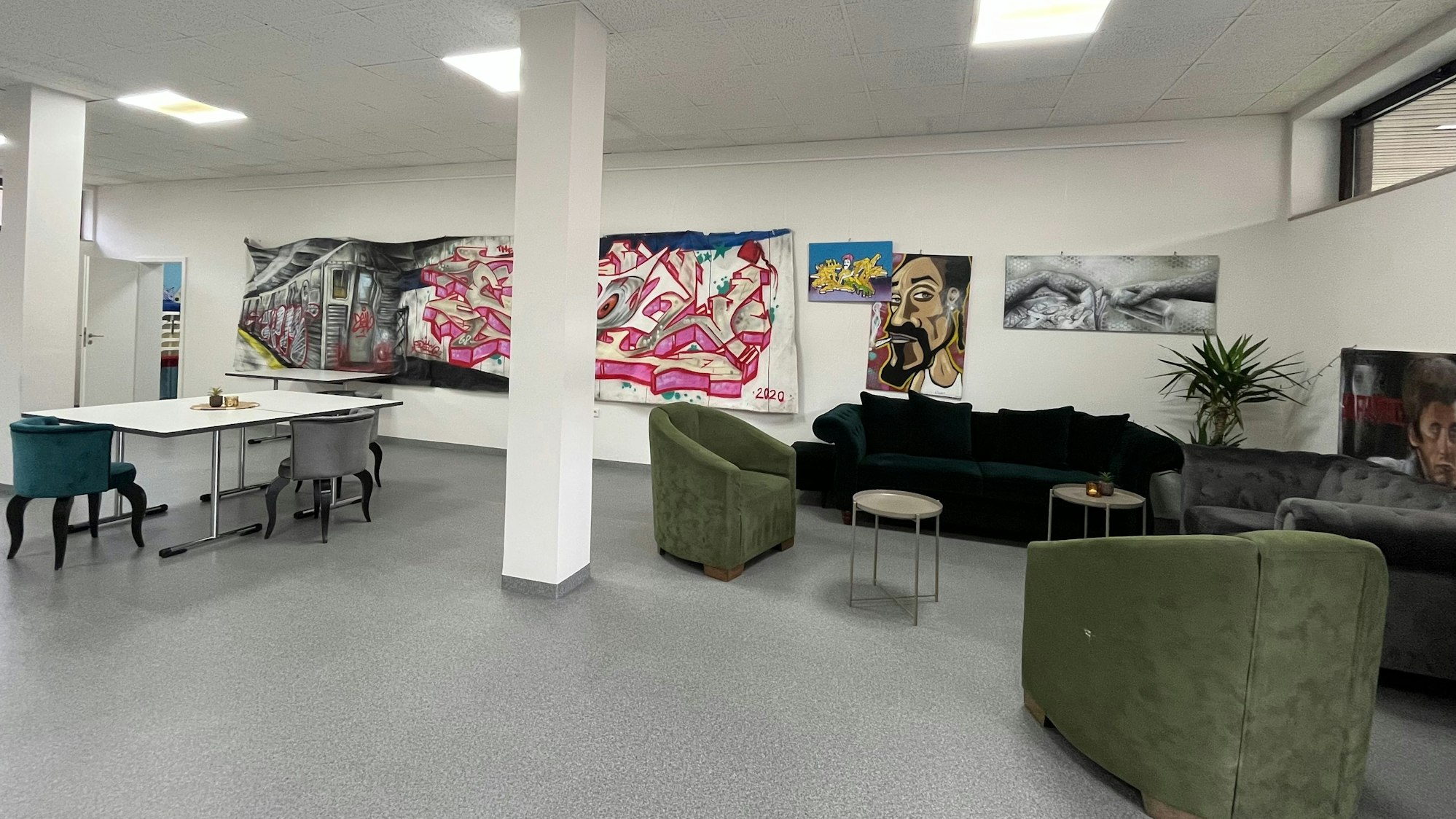 Raum mit Sofas und Schreibtischen