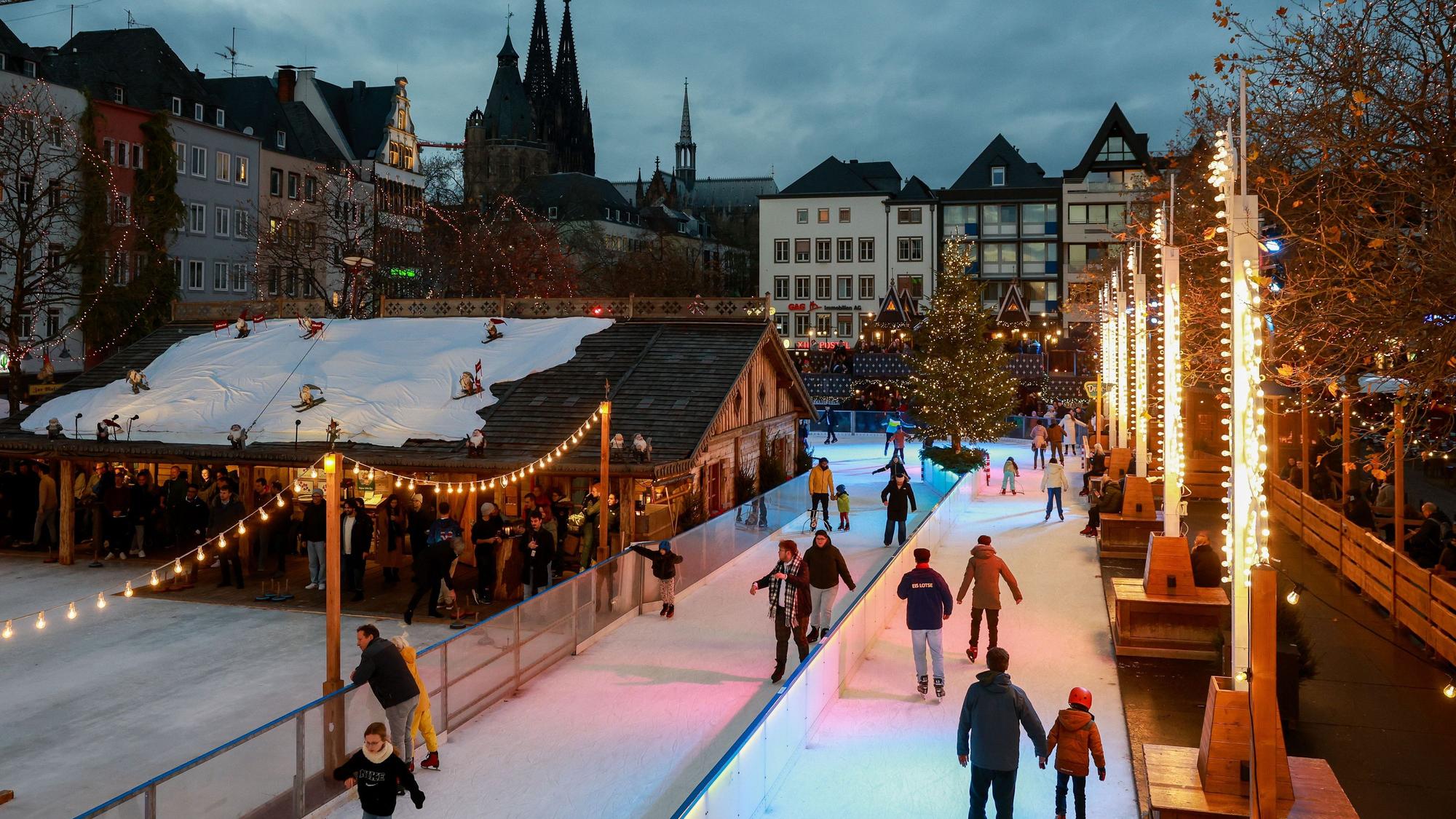 Die Eisbahn von Heinzels Wintermärchen auf dem Heumarkt im Winter 2024.
