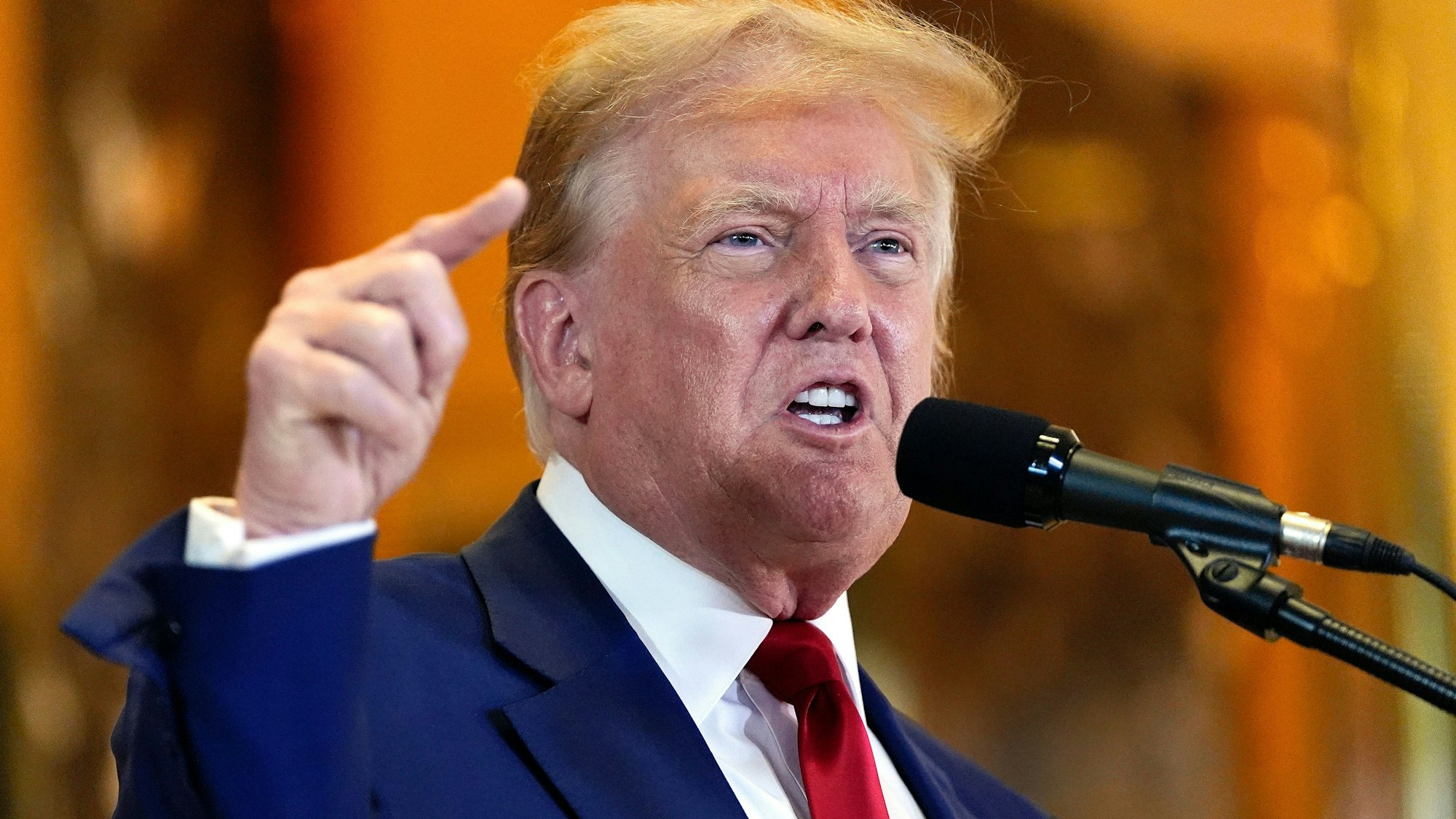 Donald Trump gestikuliert bei einer Pressekonferenz. (Archivbild)