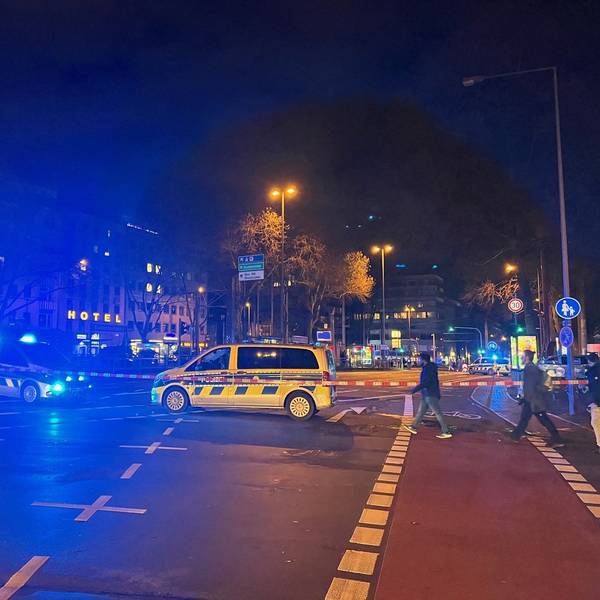 Die Kreuzung am Barbarossaplatz wurde von der Polizei aufgrund eines herrenlosen Koffers in einem Rewe-Markt zeitweise abgesperrt.