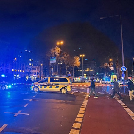 Die Kreuzung am Barbarossaplatz wurde von der Polizei aufgrund eines herrenlosen Koffers in einem Rewe-Markt zeitweise abgesperrt.