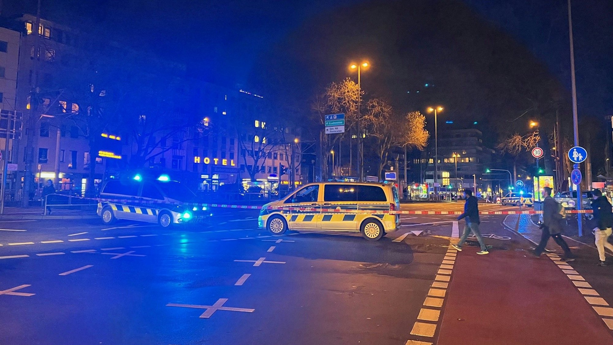 Die Kreuzung am Barbarossaplatz wurde von der Polizei aufgrund eines herrenlosen Koffers in einem Rewe-Markt zeitweise abgesperrt.